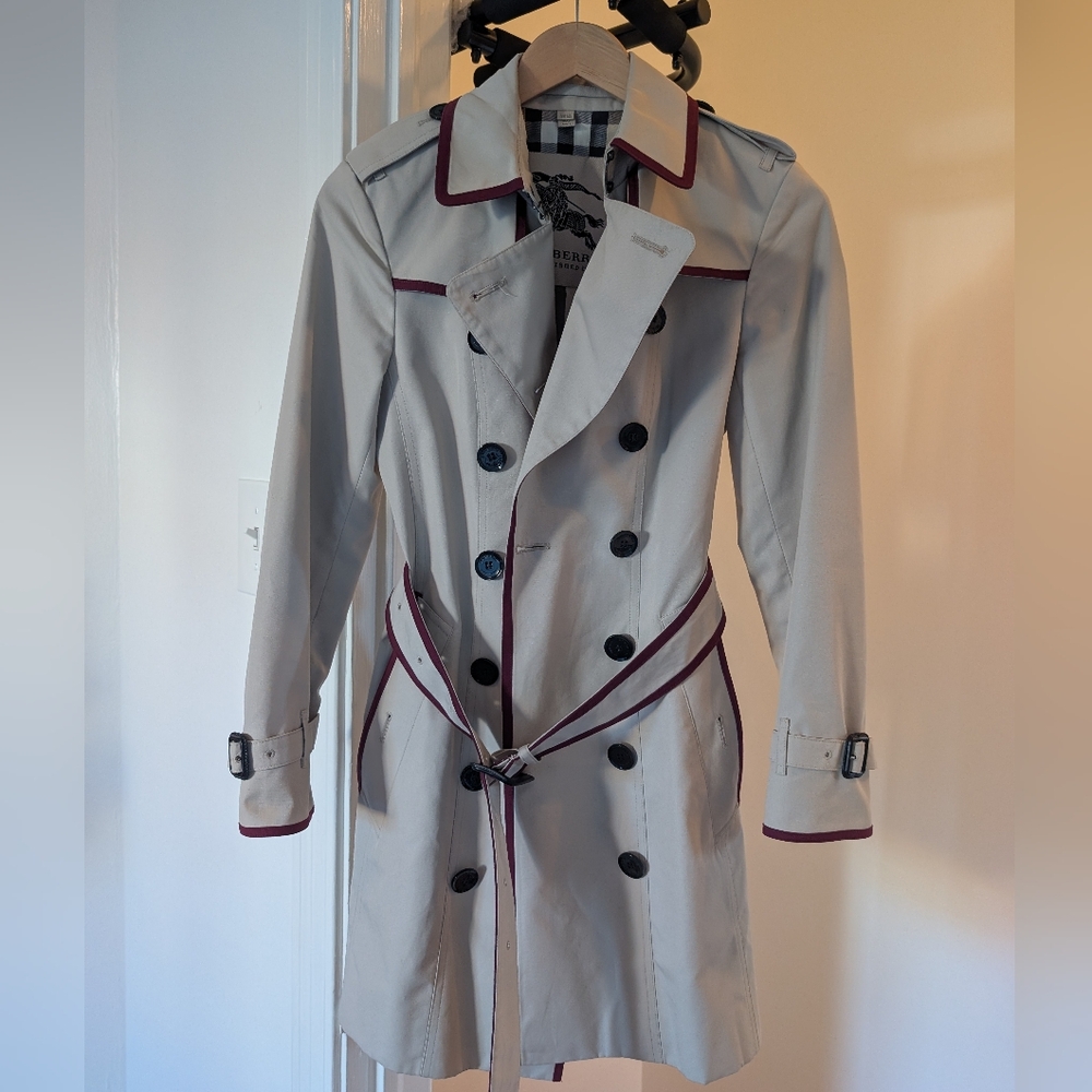 Burburry Queensburry London Double Breasted Trenchcoat with Contrast Piping